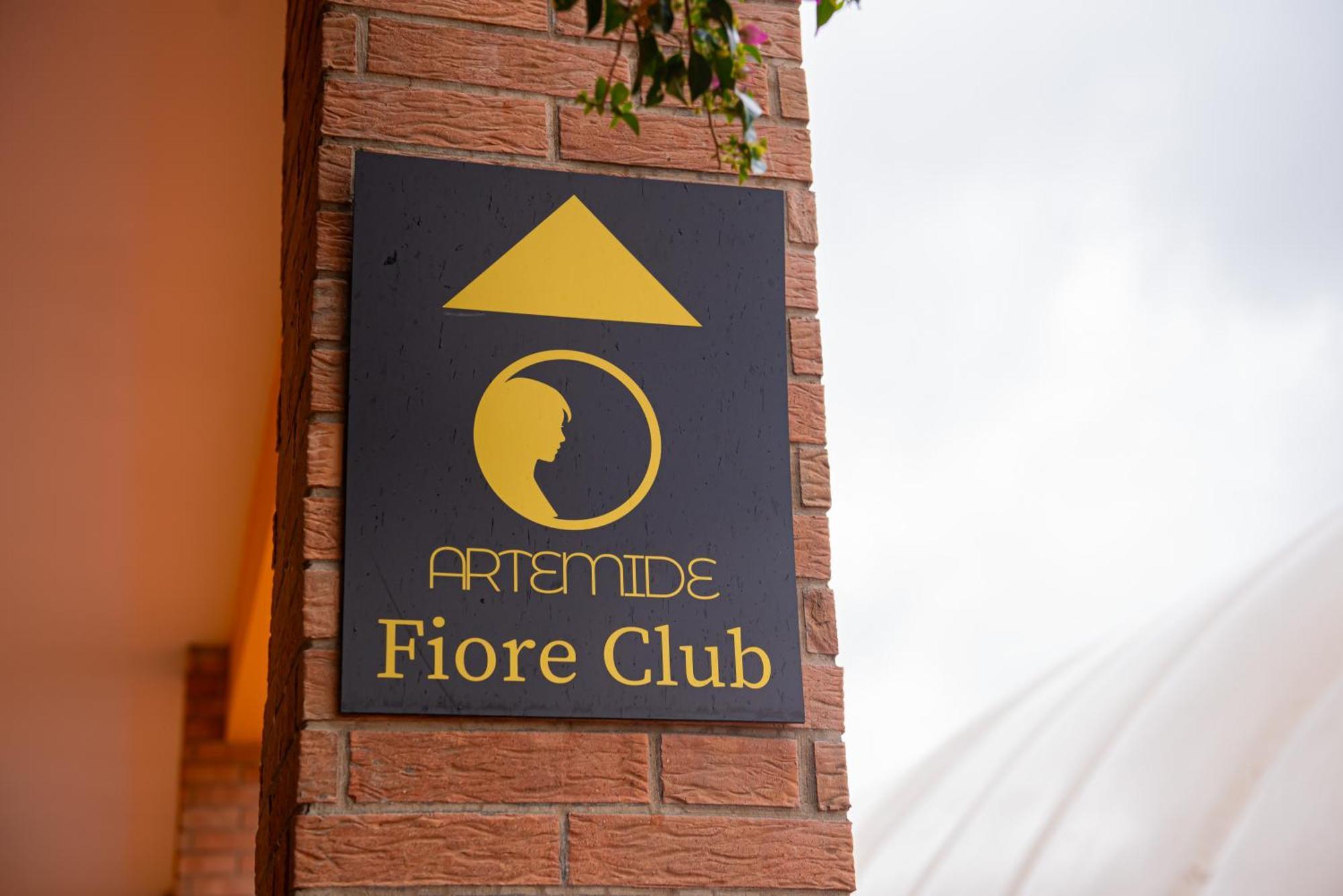 جيفوني فالي بيانا Artemide "Fiore Club" B&B Suite Spa المظهر الخارجي الصورة